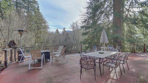 Rhododendron House | Clear Creek Cabin - Meredith Lodging