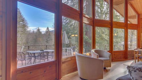 Rhododendron House | Clear Creek Cabin - Meredith Lodging