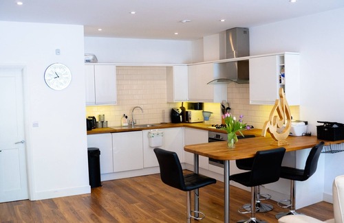 London Borough of Bromley House | Cleave House -3bed/2bath with Garden Stunning Holiday/Contractor Accommodation