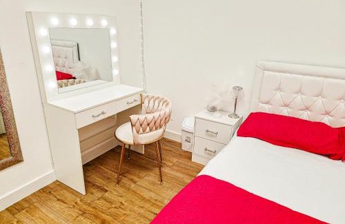London Borough of Bromley Apartment | Cleave House - Stylish & Chic 3 Bed House mins from Central London