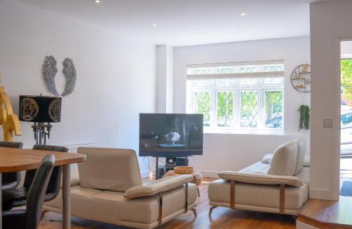 London Borough of Bromley Apartment | Cleave House - Stylish & Chic 3 Bed House mins from Central London