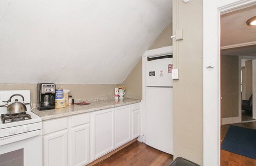 Cleveland Apartment | Cleveland Loft Getaway! Balcony, Fenced Yard, near Beach & Downtown. Sleeps 8!