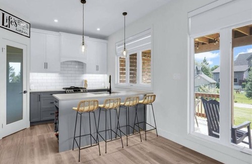Dashwood House | Cliff Side Beach House (Private Beach)