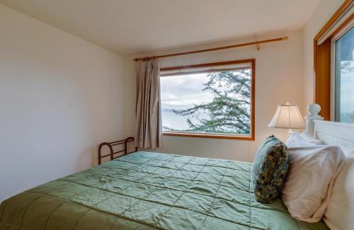 Oceanside House | Cliffside Serenity