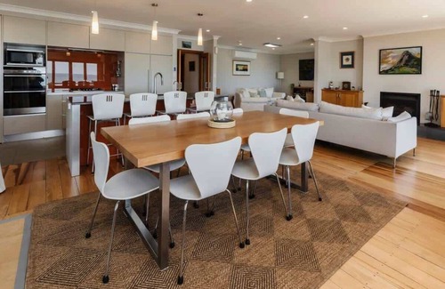 Oakura House | Clifftops - oceanfront retreat in Oakura Beach