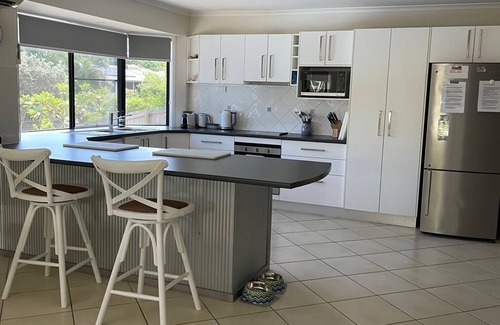 Sunrise Beach House | CLINT'S BEACH COTTAGE - PET FRIENDLY HOME - 8 mins walk to kilometers of beach