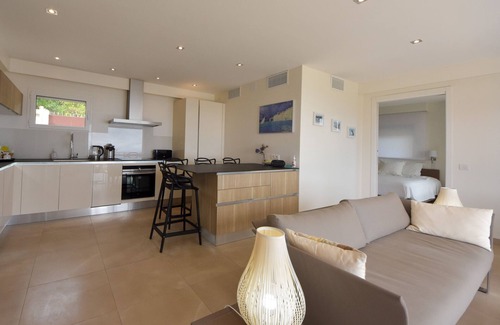 Vallauris Apartment | Clos des Iles: Peaceful haven with sea view, 10 minutes from the Palais
