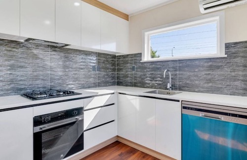 Papatoetoe House | Close to airport and motorways and shipping