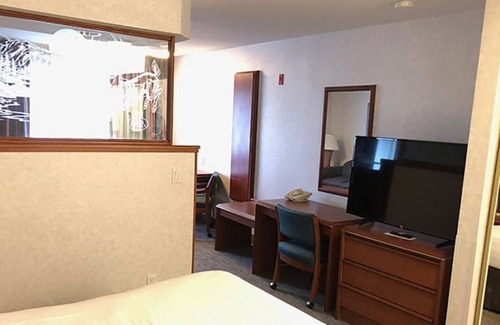 Altamont House | Close to Attractions. Spacious Unit, Pool and Gym