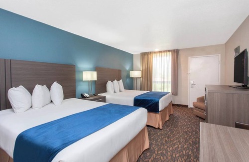 Florida Center Hotel | Close to Attractions! Comfy Unit, Pool, Shuttle to Parks, Parking, Breakfast