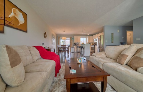 Meaford House | Close to Blue Mountain | Private Backyard + Game Room