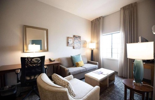 Highlands - Perkins Hotel | Close to BREC's Baton Rouge Zoo! W/Private Kitchen! Free Parking, Pool Onsite!