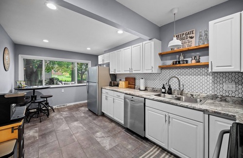 Waveland Park House | Close to Drake/Downtown - Filled With Amenities, Pet Friendly, Hot Tub, Theater!