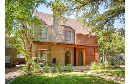 Mahncke Park House | Close to Famous Attractions with Hot Tub and Fire Pit