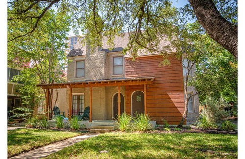 Mahncke Park House | Close to Famous Attractions with Hot Tub and Fire Pit