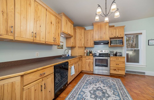 Essexville House | Close to Frankenmuth! Hot Tub, Fireplace, W/D,114Mbps Internet, Self Check-In