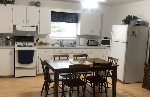Lakeside Cottage | Close to golf and spa! Lakeside Beach Cottage
