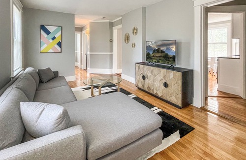 Hampton Apartment | Close to local Beaches and Downtown.