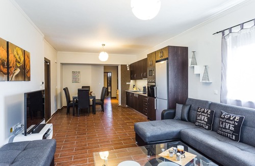 Houdetsi Villa | Close to Sandy Beach & Walking Distance to Amenities