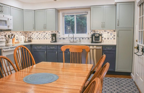 North Woodstock House | Close to shops/dining/town. WiFi, AC/FP,deck, pool, pet-friendly.A0122 by LRS
