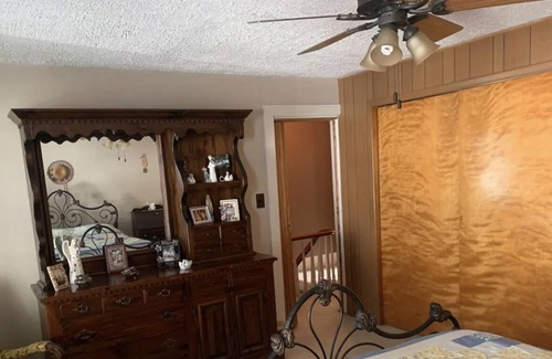 Carbondale House | Close to Sking: Cheerful 2 Bedroom 1.5 bathroom Single-Family Home