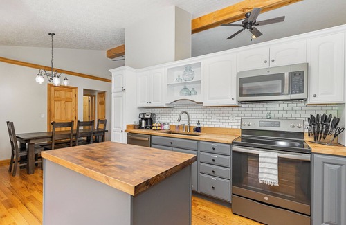 Corinth House | Close to the Ark! Incredible views on 10 private acres w/firepits!
