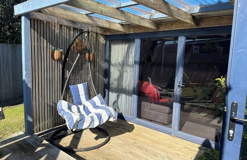 Himatangi Beach Cottage | Close to the beach pet friendly 4-bedroom bach