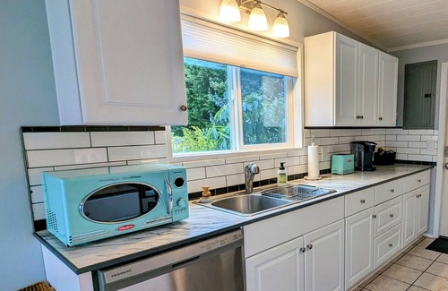 Clinton Cottage | Close to the beach and shops; fast wifi - as about flexible check in and outs!