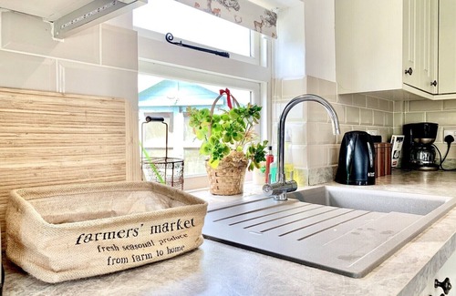 Icklesham Cottage | Close to the beach and to historic Rye - delightful 3 bed Cottage & garden