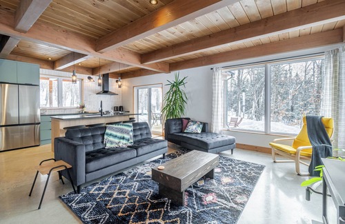 Saint-Raymond Ski Chalet | Close to Vallée-Bras-du-Nord, this new construction offers comfort in nature