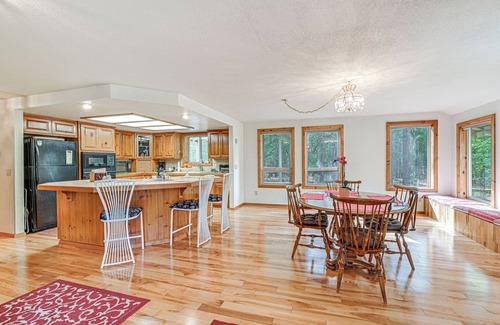 Murphy House | Close to Wine Trail: Home w/Deck Near Applegate