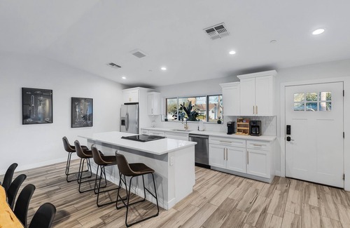 Entertainment District House | Closest Walk to Entertainment District