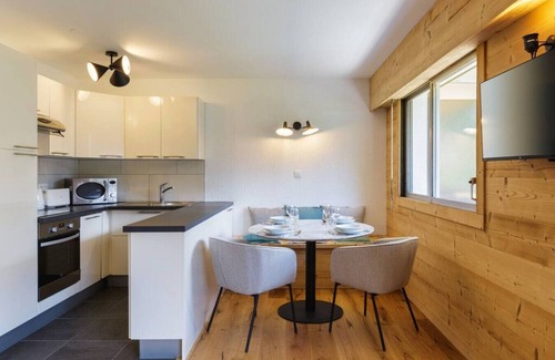 Chamonix City Centre Apartment | Closy · Modern 4pax Pied Piste Centre Balcon Parking