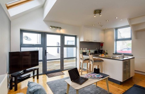Splott House | Cloudstream Joy - Relax in the City | 2 Bed Duplex House w/Hot Tub
