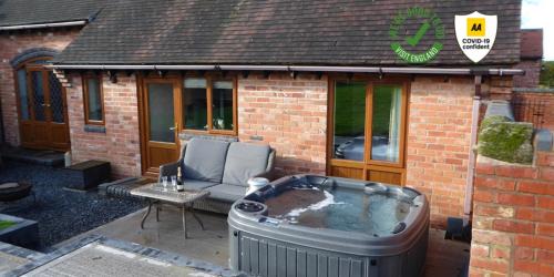 Alcester House | Coach House at Oaks Barn Farm Alcester with optional hire Salt water hot tub