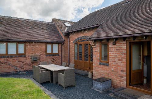 Alcester House | Coach House at Oaks Barn Farm Alcester with optional hire Salt water hot tub