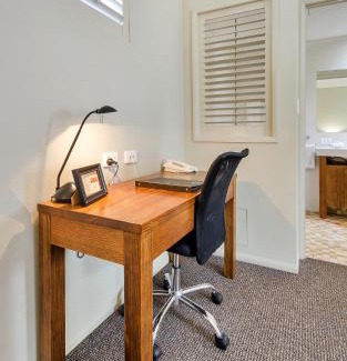 Warwick Hotel | Coachmans Inn Warwick