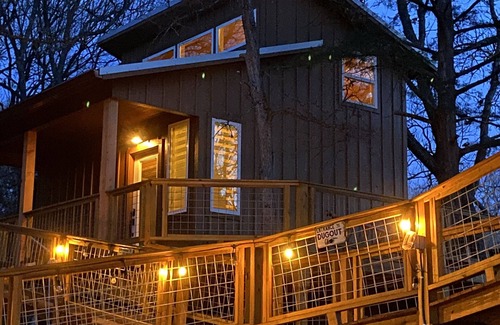 Lacy-Lakeview Cabin | Coach’s Quarters - The Clubhouse - Spend night in the trees!