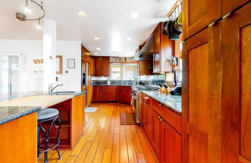 Carlsbad House | Coastal 3-Bedroom with Hot Tub and Ocean View
