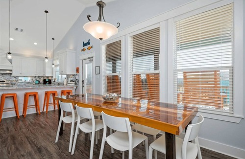 Galveston House | Coastal 3BR Retreat Sleeps 10 | Swing Deck, Tiki Bar, Grill & Fire Pit, Smart TVs & Pet-Friendly