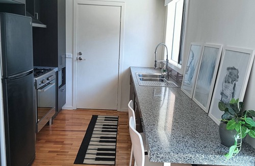 Melbourne House | Coastal charm, spacious townhouse Ideal for families or groups of up to 8