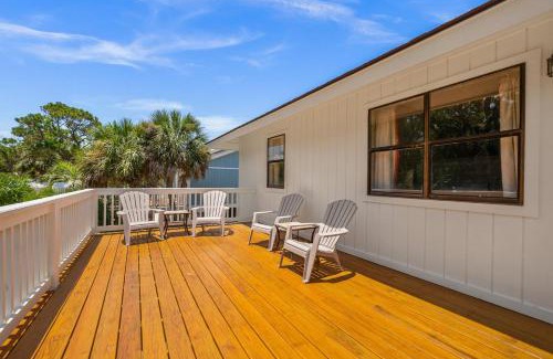Saint Helena Island House | Coastal Charm with Canal Views - 419 Tarpon Blvd, Fripp Island