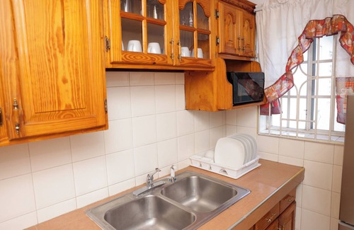 Gordon Town House | Coastal Comfort in St. Andrew – 3-Bedroom Apartment by the Sea