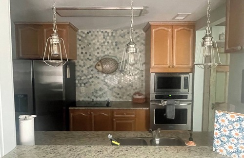 Mount Pleasant House | Coastal Cottage -One Level freshly updated - just min to beach & Downtown - Dog+