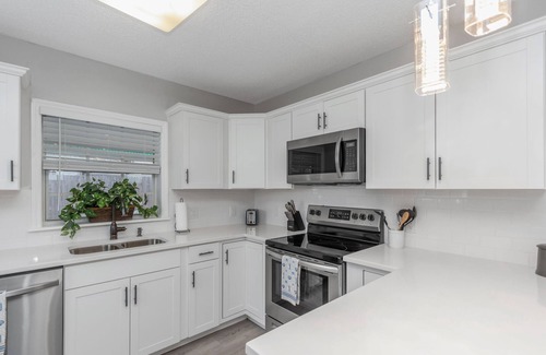 Dunedin Cottage | Coastal Dunedin Cottage- 3 Min to Downtown!