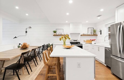 East Beach House | Coastal Elegance- 2 blocks to beach on Ocean Blvd w/bikes
