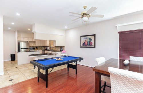 South Side House | Coastal Escape + 20min DT + Beach + Pets OK + 5BR