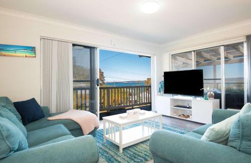 Long Beach House | Coastal Escape - walking distance to beach pet friendly