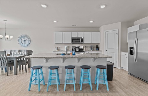 Southport House | Coastal Eve Retreat-pets, fenced yard, beach gear, and more!