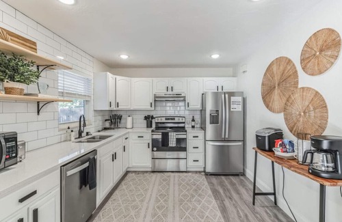 Alta Vista House | Coastal Getaway *With Bikes & NEW Saltwater Pool*